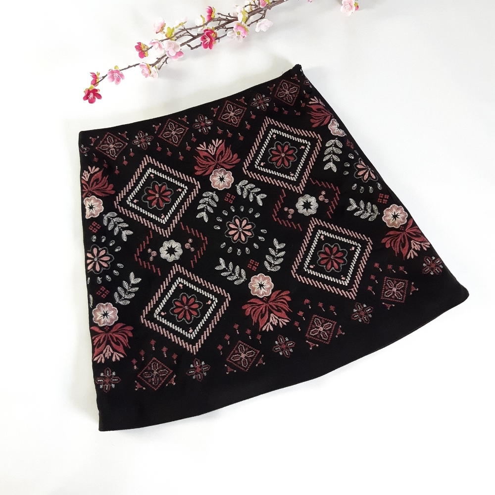 Andre by Unit Embroidered Pencil Skirt